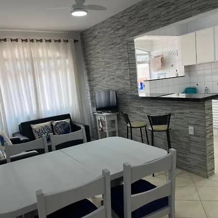 Apê Charmoso Ed Carpentier a 200m da Enseada 2 Quartos, Cozinha Americana e Conforto para 6 Pessoas-2