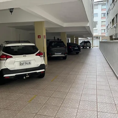 Apê Charmoso Ed Carpentier a 200m da Enseada 2 Quartos, Cozinha Americana e Conforto para 6 Pessoas-3